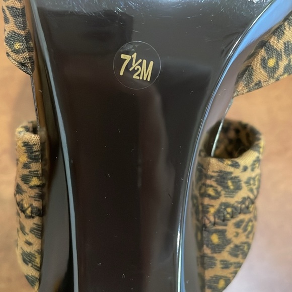 Michael Kors Cheetah Berkley T-Strap Heels Size 7.5 - Picture 16 of 16